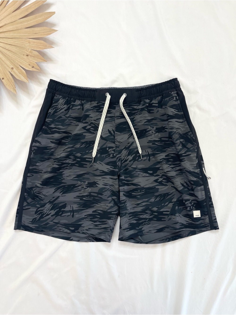 Vuori Banks Session 7” Unlined Riptide Camo Grey Black Gym Shorts Size Medium